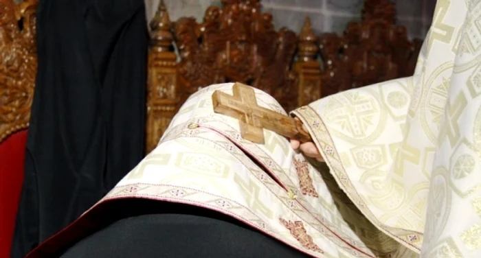 
    Preotul este acuzat că le punea enoriaşelor întrebări prea intime  