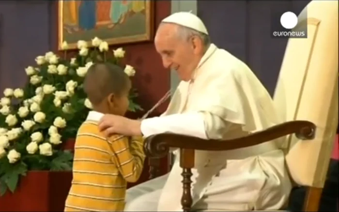 Papa şi copilul în timpul slujbei (captură video)