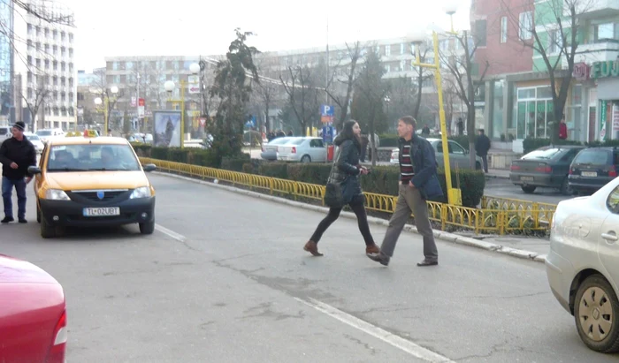 Amenzi şi pentru pietonii care traversează neregulamentar FOTO Adevărul