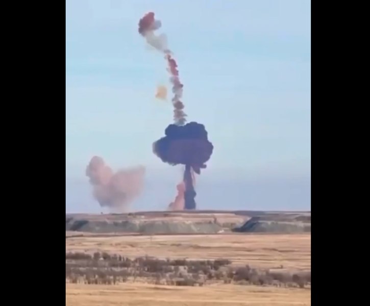 Ruska balistična raketa eksplodirala ob izstrelitvi v regiji Orenburg, sprožila strupen vijoličen oblak