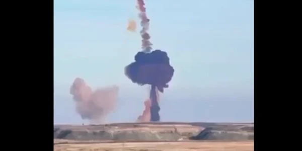 O rachetă balistică intercontinentală s-a prăbușit și a explodat la scurt timp după lansare în apropierea orașului Yasnoe, în regiunea Orenburg din Rusia.  FOTO captura video X