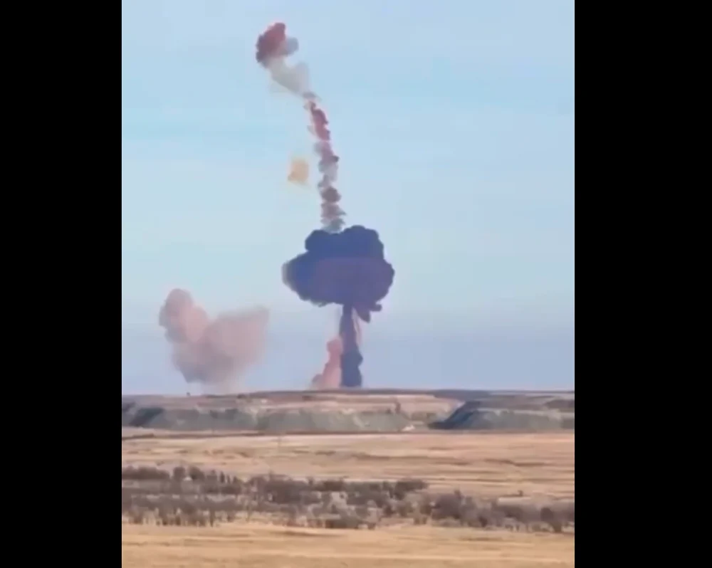 O rachetă balistică rusească a explodat la lansare, în regiunea Orenburg din Rusia. Un nor toxic violet s-a ridicat după impactul cu solul