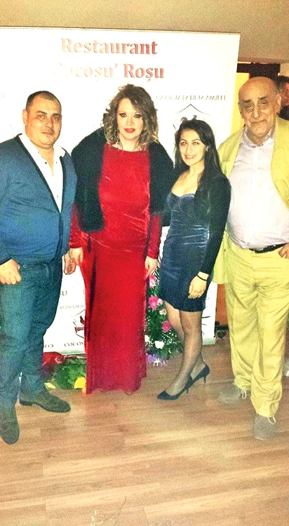 Oana Lis a schimbat două ţinute: una mulată pe şunculiţe, alta cu vedere la sâni