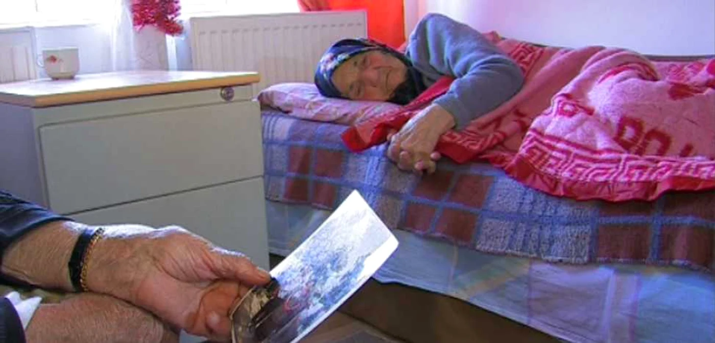 În spatele fiecăreia dintre bătrânele de la Năeni se ascunde o poveste care îţi provoacă fiori FOTO: I. Bunilă