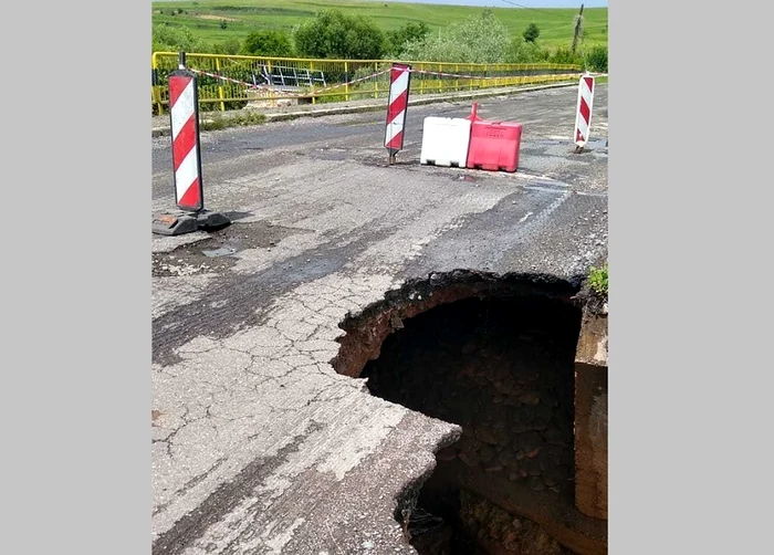 Circulaţie întreruptă pe două drumuri naţionale din Hunedoara şi Cluj, dar şi pe un drum judeţean din Gorj, în urma ploilor şi inundaţiilorFOTO: ISU Cluj