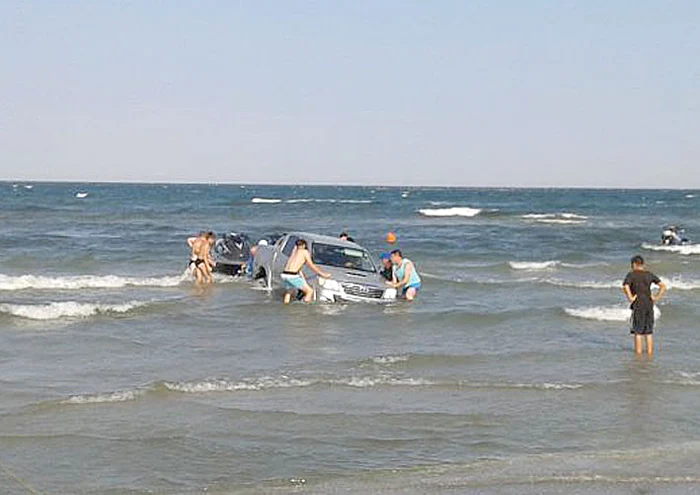 
    15 oameni s-au chinuit  să scoată maşina din apă  