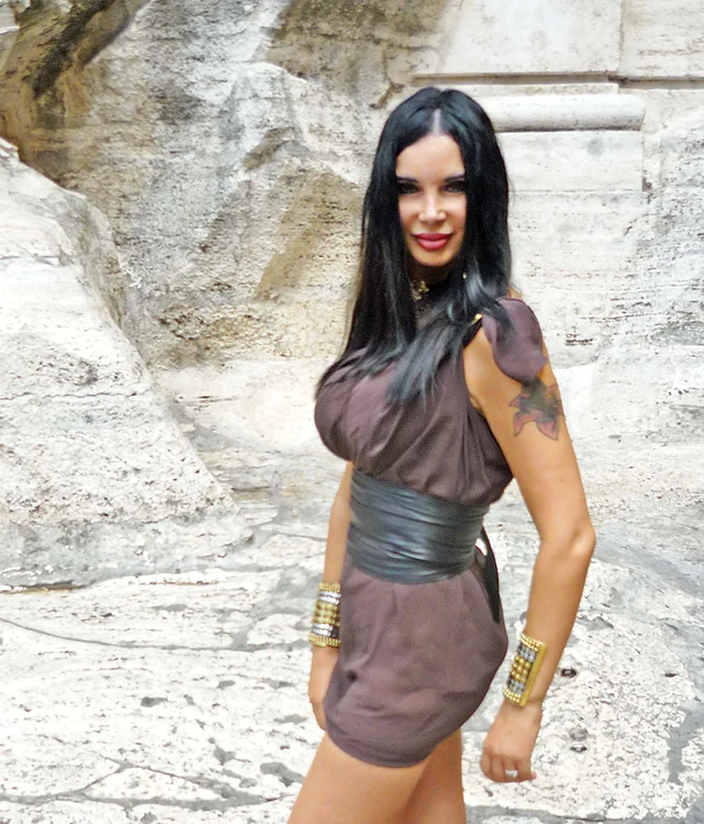 Luceafărul Huilei o scoate din foame pe fosta iubită, Marinela Niţu, care nu-şi găseşte un loc de muncă