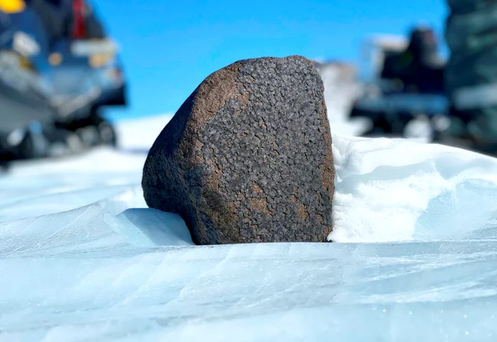 Esta una dintre cele mai mari roci spațiale descoperite în Antarctica (Foto: Profimedia)