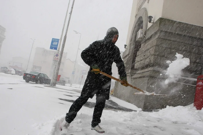 Peste 100 de studenţi ies mâine să deszăpezească străzile Capitalei FOTO Arhivă Adevărul