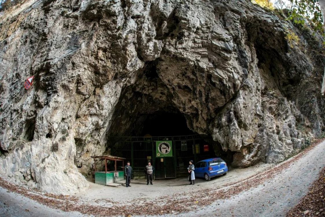 Peştera Polovragi atrage numeroşi turişti