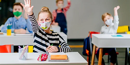 2  elevi banci shutter 1852898071 copy jpg