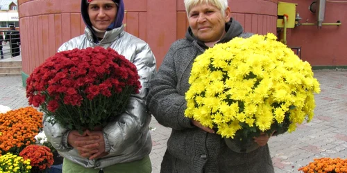 Nuţa şi Verginia vând crizanteme în Piaţa 1 Mai din Târgovişte