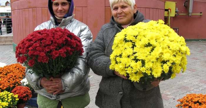 Nuţa şi Verginia vând crizanteme în Piaţa 1 Mai din Târgovişte