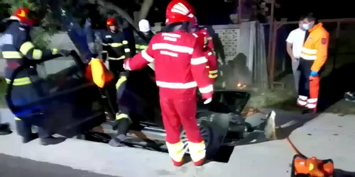 Imagini de la un accident mortal din Galicea Vâlcea cu intervenția pentru descarcerarea victimelor Sursă ISU Vâlcea mp4 thumbnail png