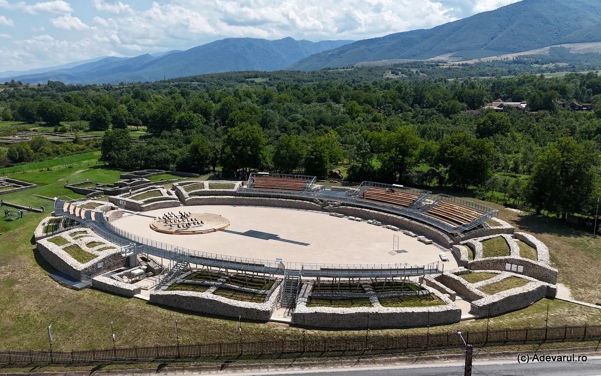 Amfiteatrul de la Ulpia Traiana Sarmizegetusa (© Daniel Guţă / Adevărul)