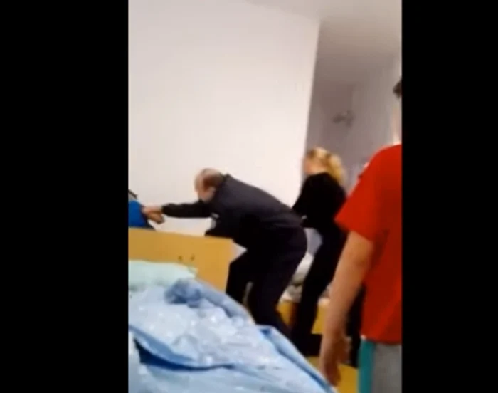 Copilul a fost agresat de către angajații instituției deoarece ar fi sărit pe o salteaFoto: Captură Video