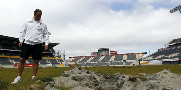 Managerul Angliei, Martin Johnson, a vizitat stadionul din Christchurch afectat de seismul din februarie * Foto: Reuters