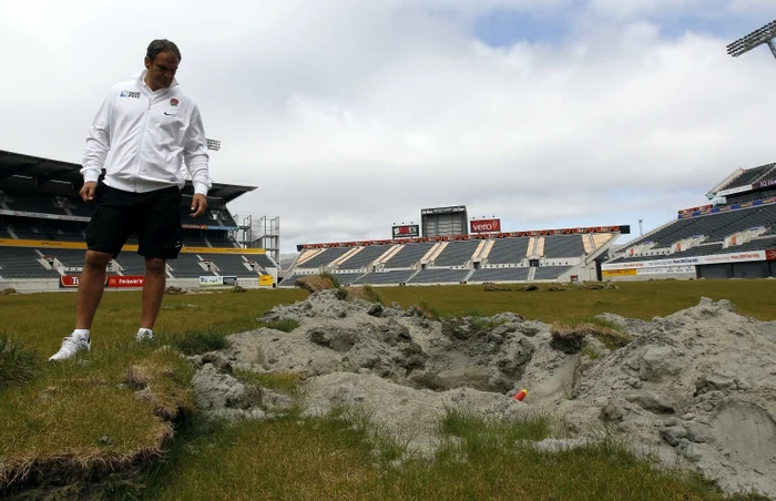 Managerul Angliei, Martin Johnson, a vizitat stadionul din Christchurch afectat de seismul din februarie * Foto: Reuters