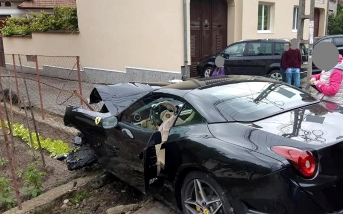 
    Așa arată mașina Ferrari după impactFoto; alba24.ro  