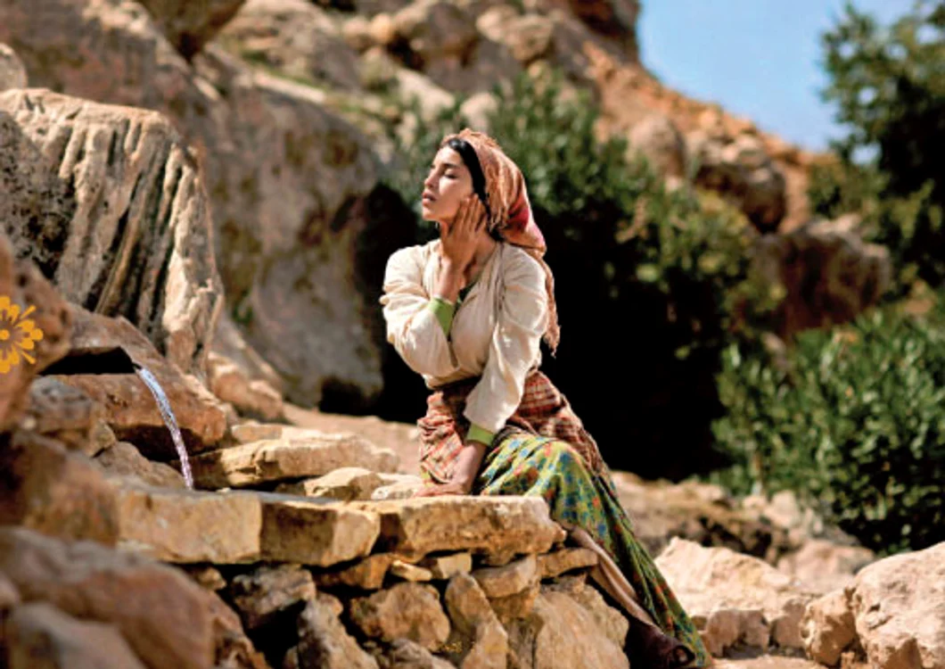 Actriţa de origine algeriană Leïla Bekhti,  într-o secvenţă din filmul  „La source des femmes“/„Izvorul femeilor“