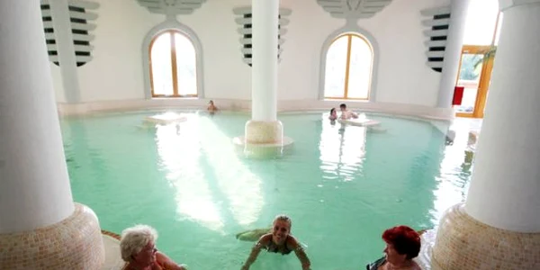 Relaxare în ştrandul Hagymatikum din Mako