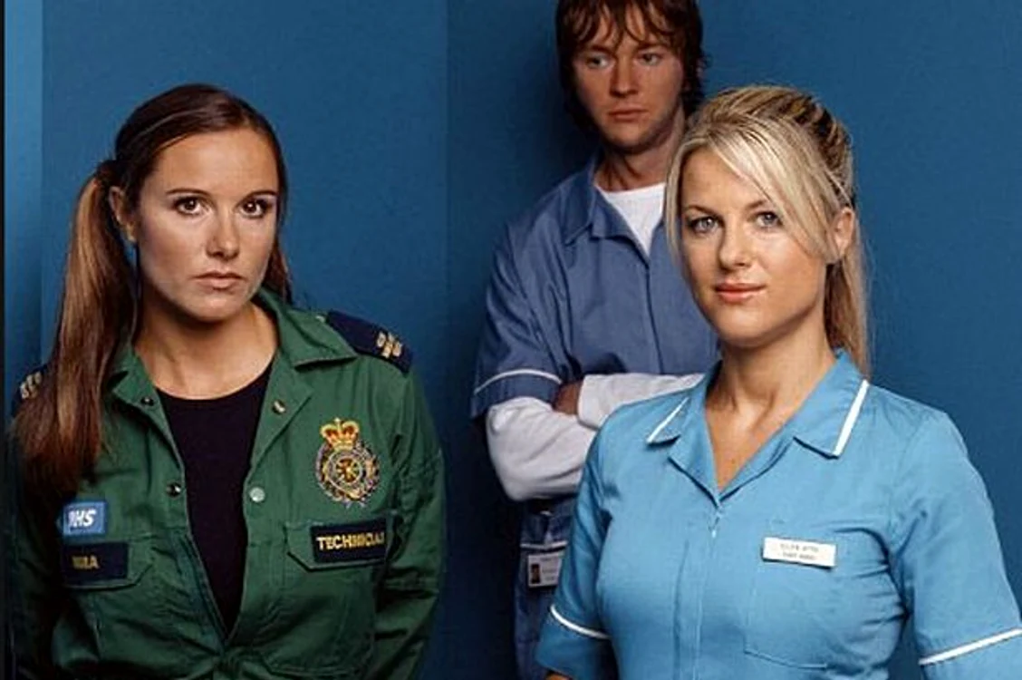 Rebekah Gibbs, în rolul asistentei Nina Farr (stânga) din serialul "Casualty"