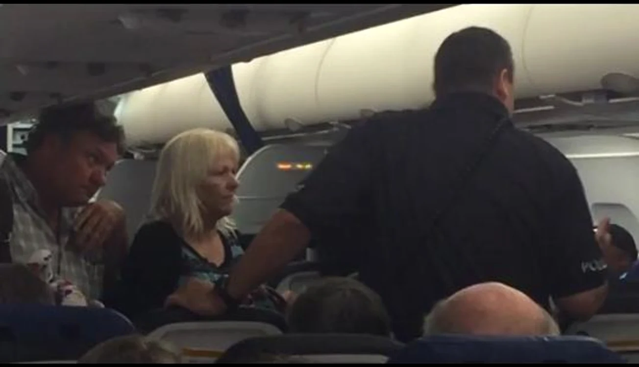 Pasagerii le-au susținut pe femeie și pe fiica ei, spunând că gestul pilotului este „ridicol”Foto: Captură video