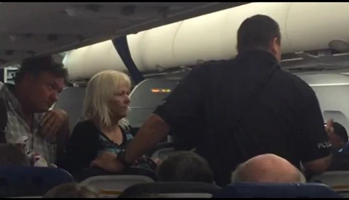 Pasagerii le-au susținut pe femeie și pe fiica ei, spunând că gestul pilotului este „ridicol”Foto: Captură video