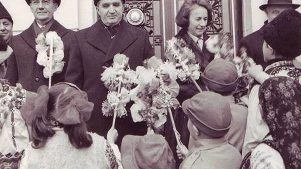 Pluguşorul în Epoca de Aur: „Ceauşescu Bucurie/ Rodnicie Românie/ Pentru El şi pentru Ţară/ Pluguşorul nostru ară“ jpeg