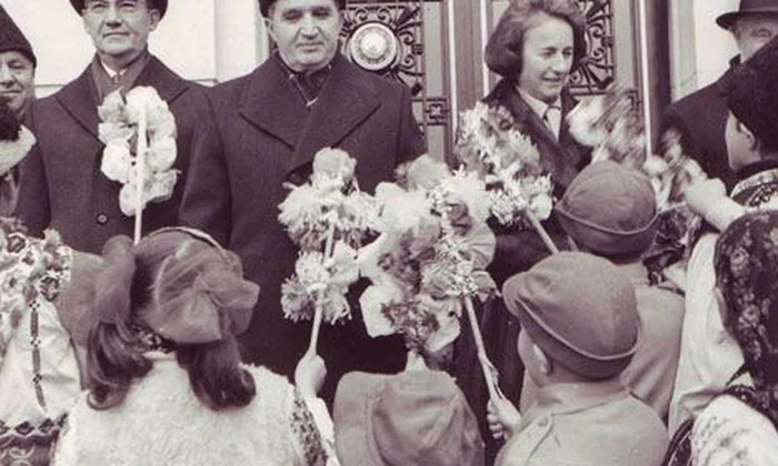 Pluguşorul în Epoca de Aur: „Ceauşescu  Bucurie/ Rodnicie   Românie/ Pentru El şi pentru Ţară/ Pluguşorul nostru ară“   jpeg