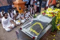 Crocodilul a fost transportat într un sicriu de sticlă jpg