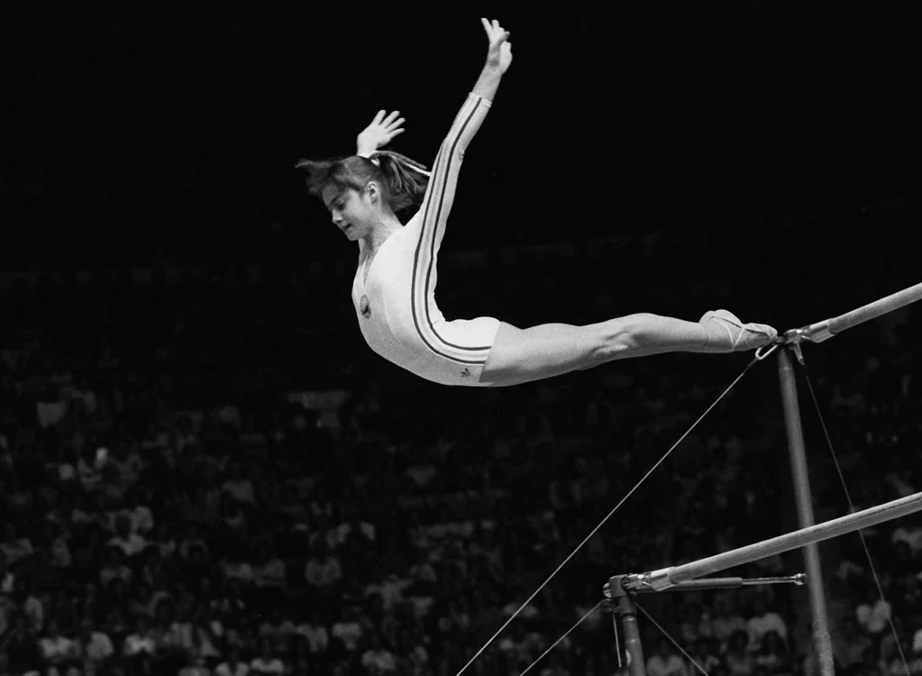 Nadia Comăneci, prima gimnastă din istorie care a primit nota 10, după un exercițiu perfect Foto: AP