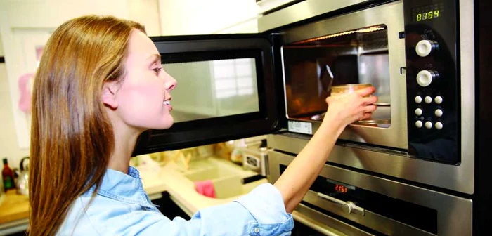 Cuptorul
cu microunde a fost inventat cu ajutorul tehnologiei radar dezvoltate în timpul
celui de-Al Doilea Război Mondial FOTO: SHUTTERSTOCK