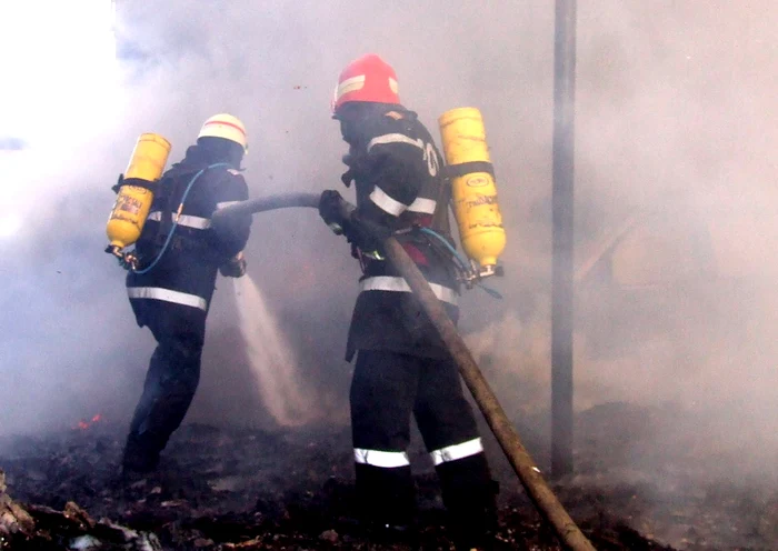 Pompierii încearcă să salveze ce a mai rămas din fabrică  