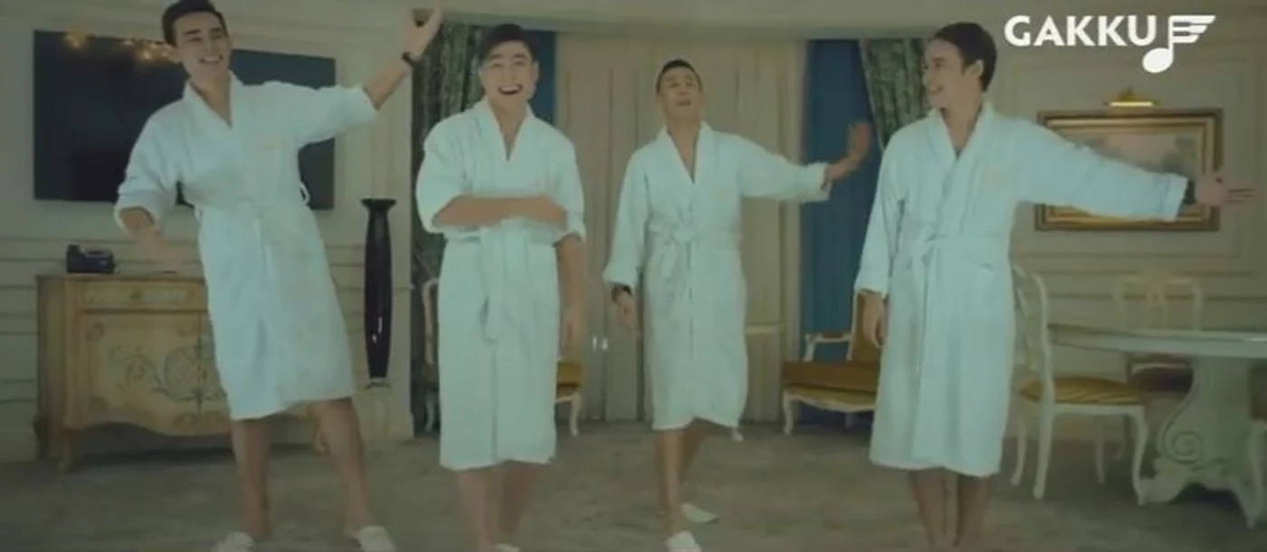 Cei patru băieți dansează pe ritmurile românești