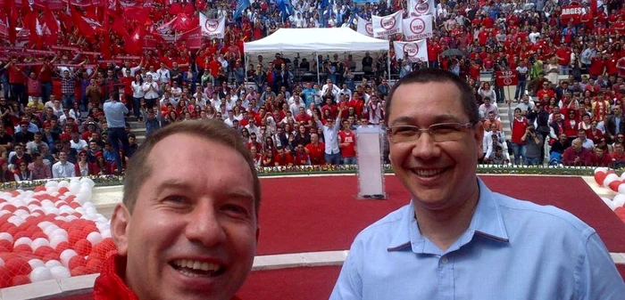 Premierul Victor Ponta a postat o poză selfie pe pagina sa de Facebook