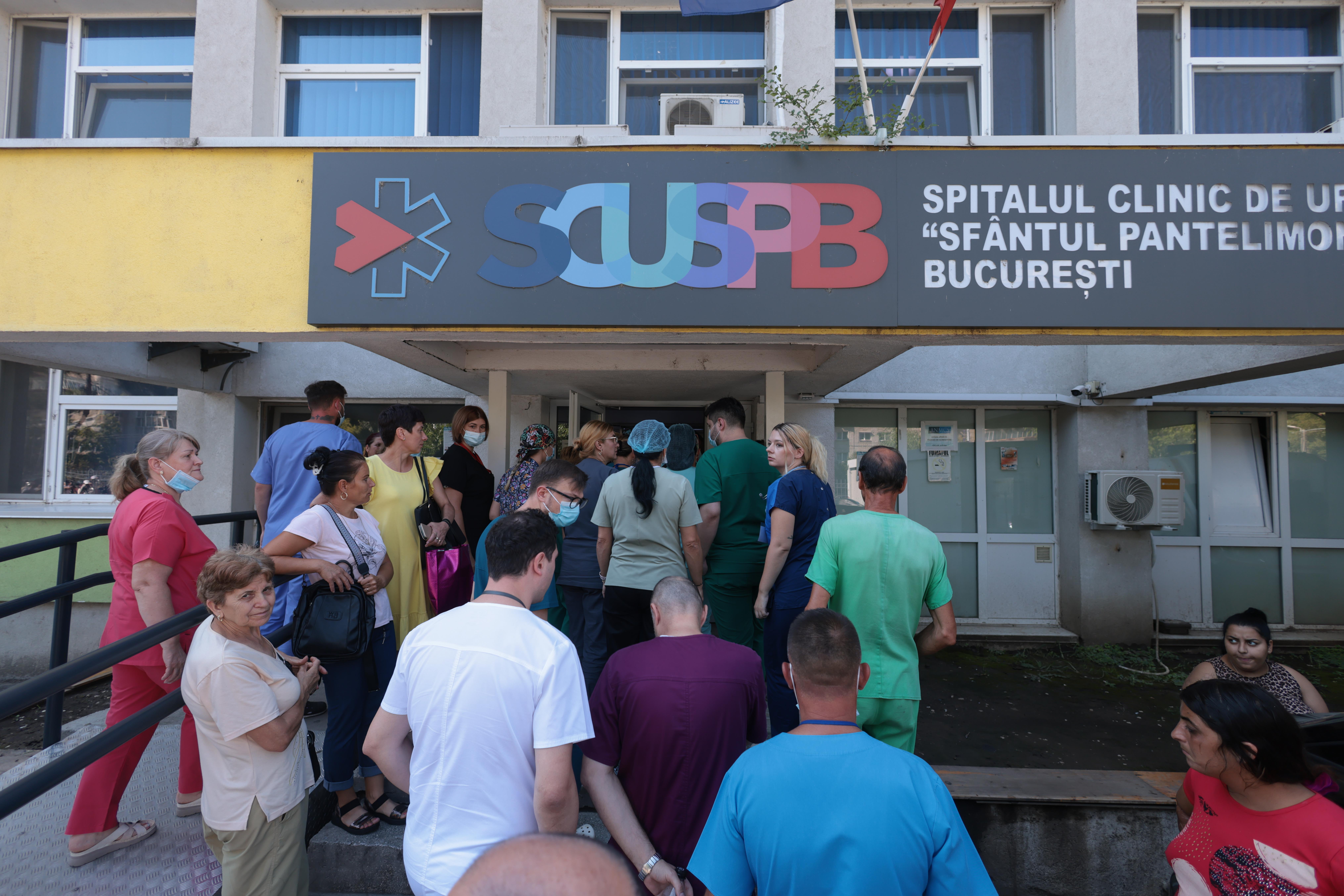 Cadre medicale de la spitalul Sfântul Pantelimon își anunță demisiile în fața spitalului din București. FOTO Inquam Photos / George Călin