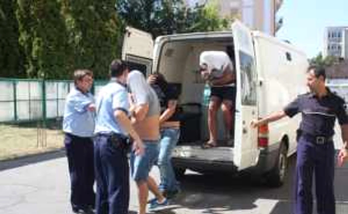 Ceilalţi doi agresori sunt cercetaţi şi ei penal pentru lovire sau alte violenţe. FOTO: ADEVĂRUL