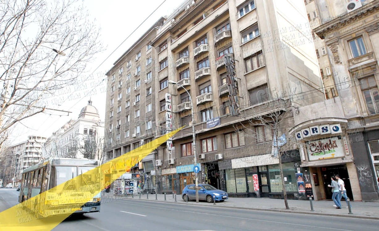 Artistul a locuit  la etajul 1 al unui  imobil situat pe bd.  Regina Elisabeta
