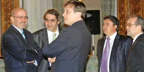 Crin Antonescu (dreapta) va discuta astăzi cu doi lideri ai Puterii - Marko Bela (stânga)  şi Varujan Pambuccian (centru) - despre deblocarea situaţiei din Parlament