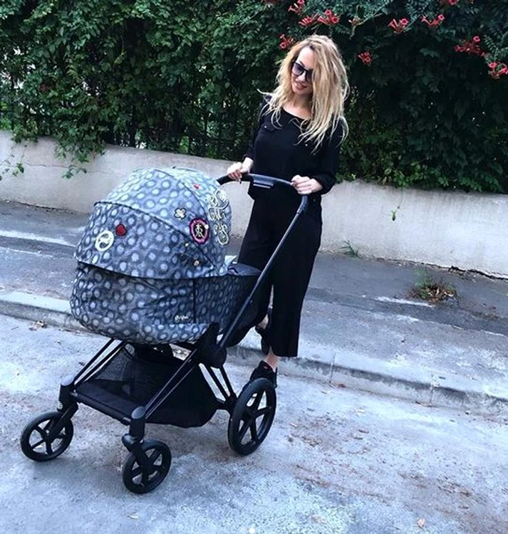 Flavia Mihășan și-a scos băiețelul la plimbare