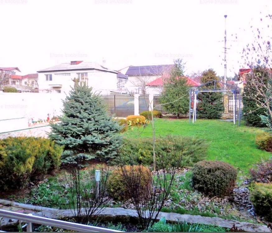 În curtea de 300 mp este loc berechet pentru petrecerile cu prietenii, la un grătar 