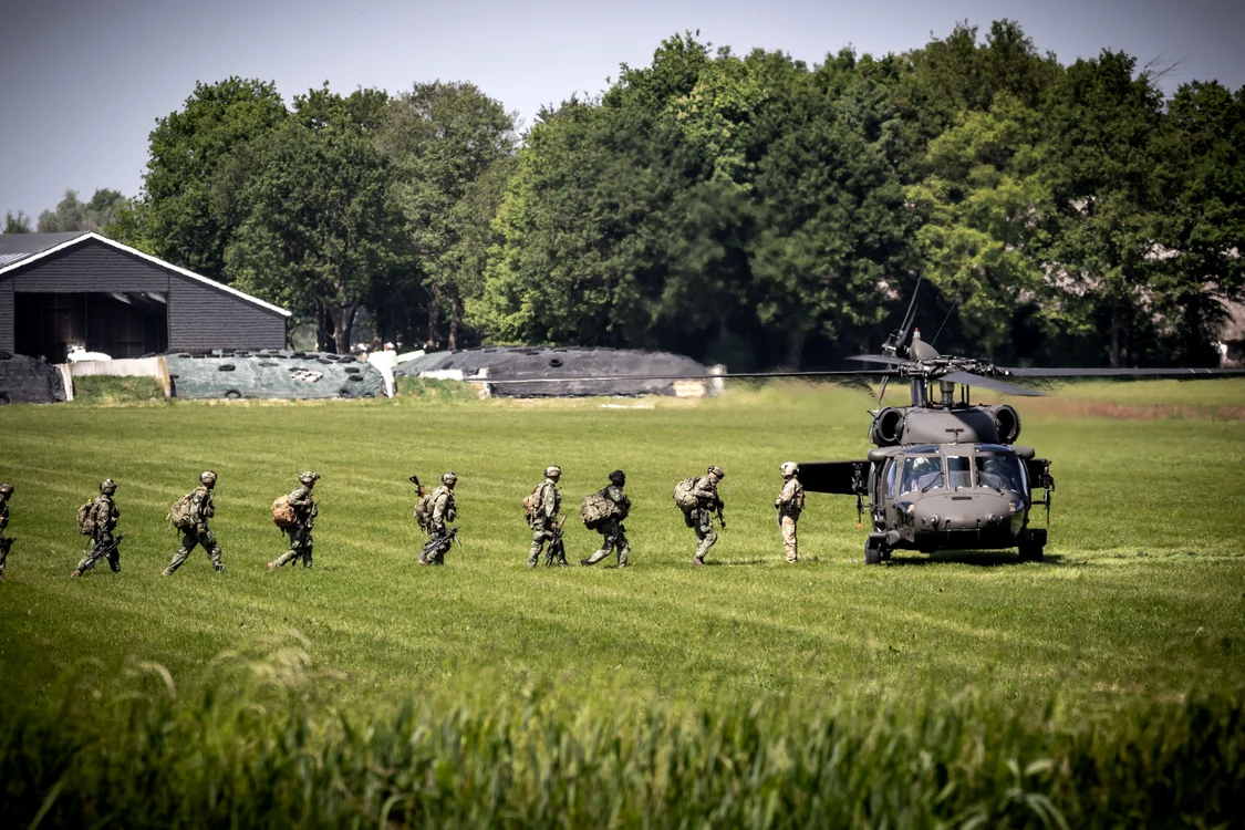 Trupele NATO se îndreaptă spre un elicopter american UH-60 Blackhawk FOTO Shutterstock