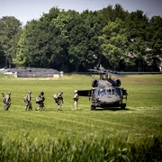 Trupele NATO se îndreaptă spre un elicopter american UH-60 Blackhawk FOTO Shutterstock 