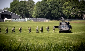 Trupele NATO se îndreaptă spre un elicopter american UH-60 Blackhawk FOTO Shutterstock 