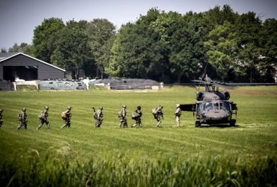 Trupele NATO se îndreaptă spre un elicopter american UH-60 Blackhawk FOTO Shutterstock 