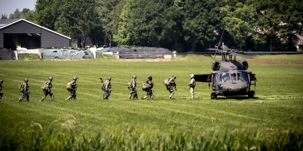 Trupele NATO se îndreaptă spre un elicopter american UH-60 Blackhawk FOTO Shutterstock 