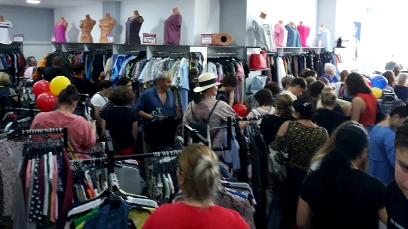 Oneştenii au dat buzna în magazin ca să cumpere cele mai bune articole vestimentare FOTO unupetrotus.ro