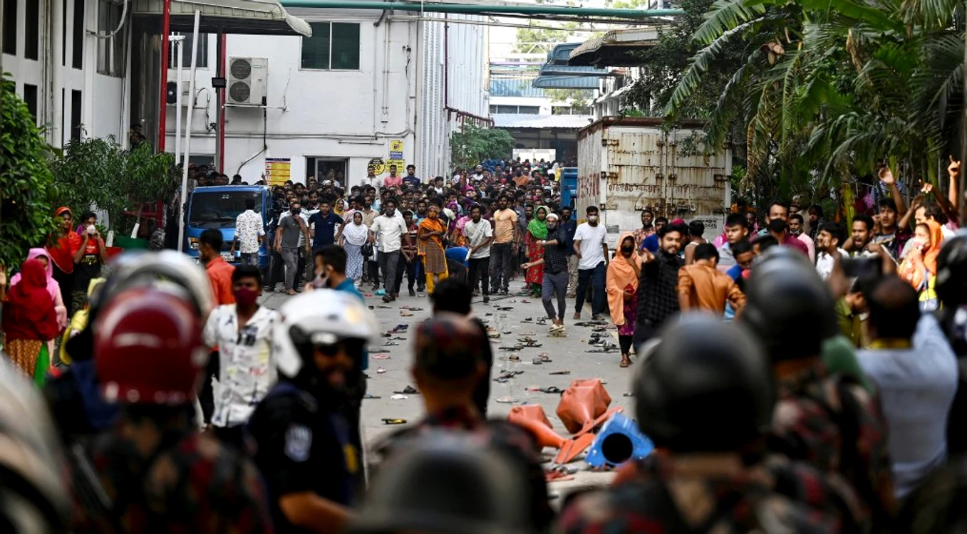 Proteste violente ale angajaților în confecții din Bangladesh FOTO Al Jazeera
