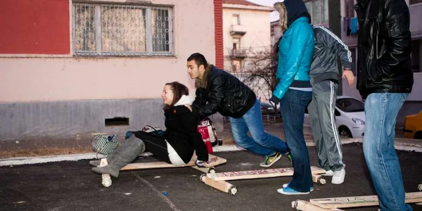 Studenţii s-au plimbat cu "maşinil"e făcute de ei